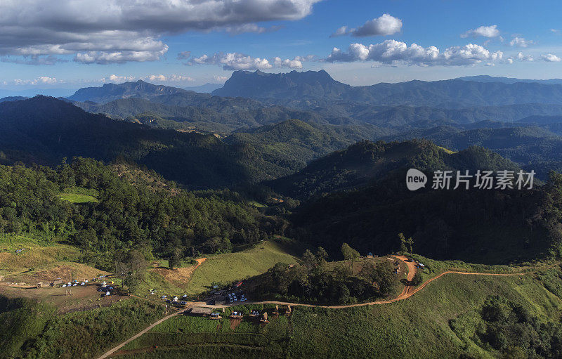 在泰国清莱省的Doi Luang Chiang Dao，日出时美丽的空中景观。